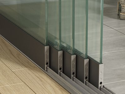 Staklena klizna stijena s 5 šina antracit, do 4820 mm širine (5x 980 mm staklo) Staklena klizna stijena s 5 šina antracit, do 4820 mm širine (5x 980 mm staklo)